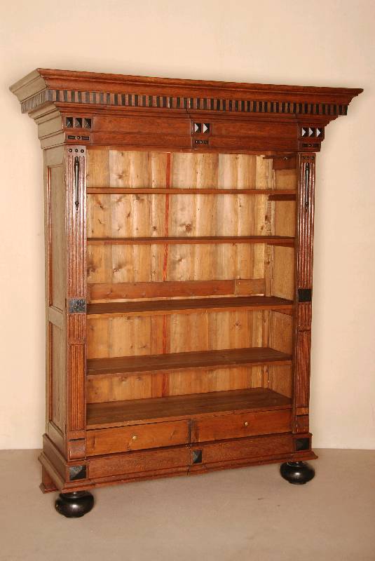 BÜcherregal, deutsch, um 1880, GrÜnderzeit, Korpus Weichholz, Eiche massiv, z.T. furniert, auf KugelfÜßen, Lisenen gerillt, Kopfteil mit ...