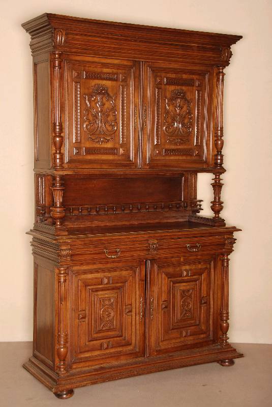 Aufsatzbuffet, Frankreich, um 1870, Korpus Weichholz/Hartholz, Nußbaumm assiv, aufgesetzte Schnitzereien aus dem Vollholz, freistehende ...
