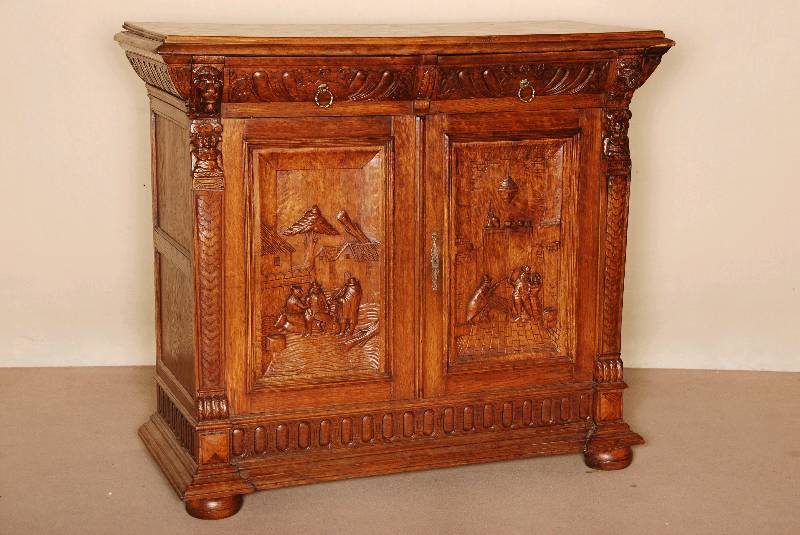 Halbschrank, Frankreich, um 1880, bretonisch, Eiche massiv, auf gedrÜckten KugelfÜßen, 2-tÜrig, geschnitzte FÜllungen mit Figurenstaffage, 2 ...