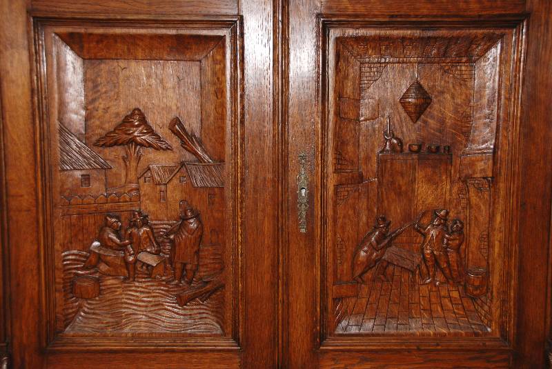 Detail a: Halbschrank, Frankreich, um 1880, bretonisch, Eiche massiv, auf gedrÜckten KugelfÜßen, 2-tÜrig, geschnitzte FÜllungen mit Figurenstaffage, 2 ...