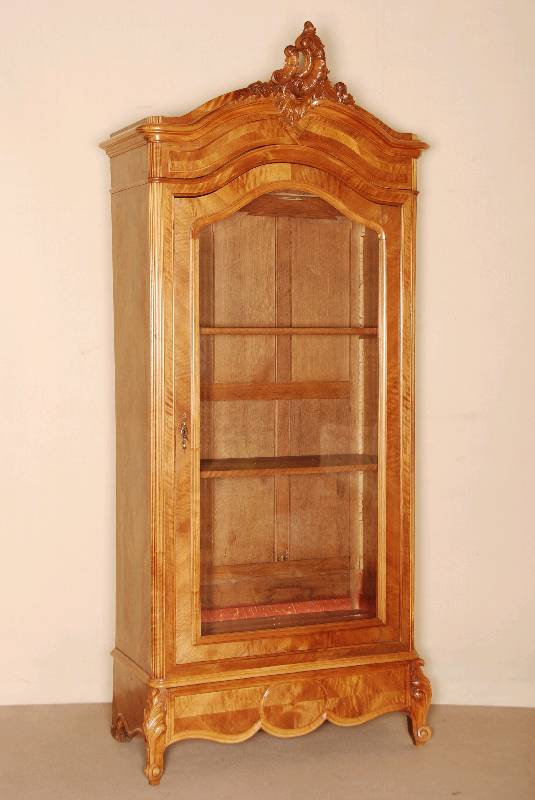 Vitrinenschrank, Frankreich, um 1870, Rokokostil, Korpus Weichholz, Eiche massiv, Nußbaumfurnier, auf leicht gebogenen Beinen, unten integrierte ...
