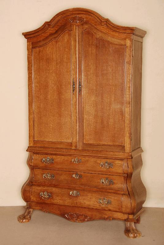Kabinettschrank, Holland, um 1960, Eiche massiv, z.T. furniert, auf TatzenfÜßen, geschweifte Fußleiste mit aufgesetzten Schnitzereien, ...