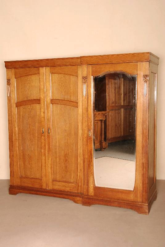 Kleiderschrank, deutsch, um 1900, Jugendstil, Designentwurf, Eiche massiv, z.T. furniert, 3-tÜrig, rechte TÜr verspiegelt mit Facettschliff, ...