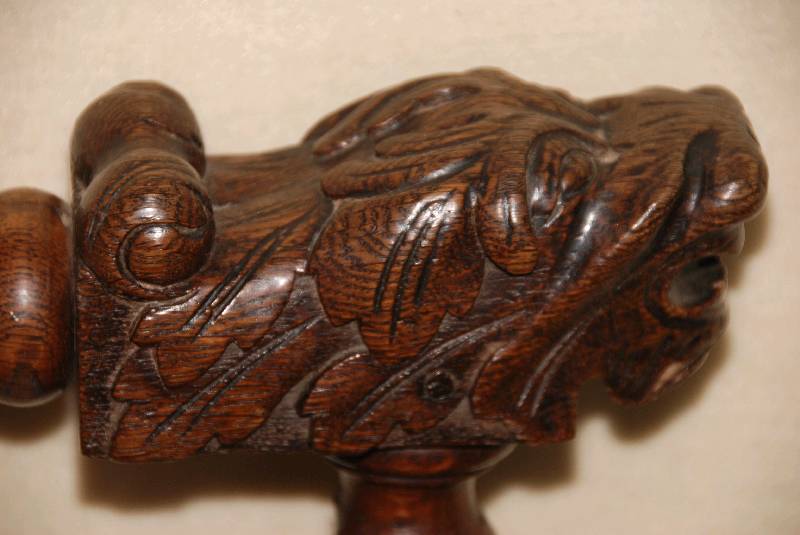 Detail a: Prunksessel, Frankreich, um 1870, Eiche massiv, stark gedrechselte Beine und Hochlehne, Beine verstrebt, Lehnenabschluß mit prunkvoller ...