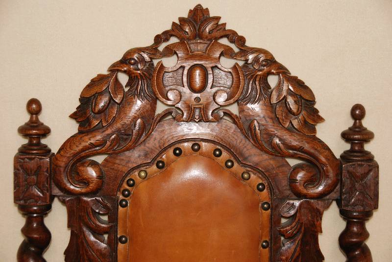 Detail b: Prunksessel, Frankreich, um 1870, Eiche massiv, stark gedrechselte Beine und Hochlehne, Beine verstrebt, Lehnenabschluß mit prunkvoller ...