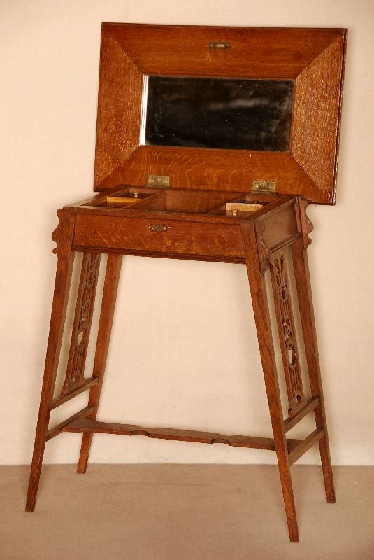 Detail a: NÄhtisch, deutsch, um 1910, Eiche z.T. massiv, Fuß in schrÄger Form verstrebt, Platte aufklappbar, schÖnes Innenleben, mit einem großen Fach ...