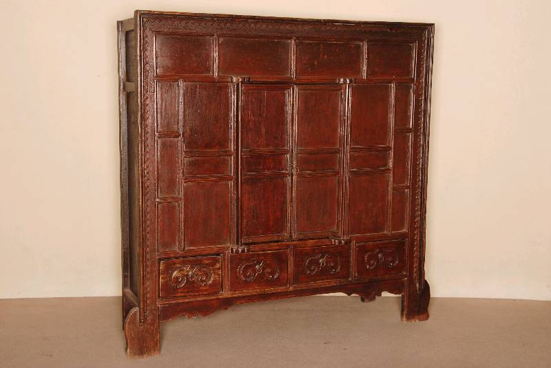 Schrank, Asien/China, um 1900, Obstholz, nußbaumfarben gebeizt, Zarge z.T. geschweift, unten mit rocaillenfÖrmigen Flachschnitzereien, Front und ...