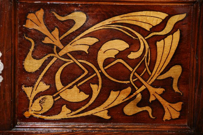 Detail a: Damenschreibtisch, deutsch, um 1895/1900, Weichholz und Buche massiv, in asymetrischer Anordnung, 6-schÜbig, abstrakt florale Zierbemalung, ...