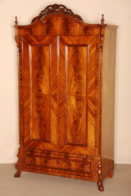 Kleiderschrank, mitteldeutsch, um 1865/70, Korpus Weichholz, Wurzelnuß- bzw. Pyramidenmahagonifurnier gespiegelt verlegt, Barockstil, leicht ...