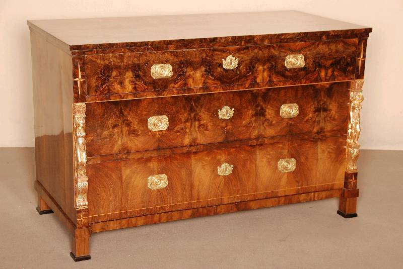3-schÜbige Biedermeierkommode, um 1830, Korpus Weichholz, Wurzelnußfurnier 4-fach gespiegelt verlegt, Front passig, sehr schÖnes Furnierbild, ...