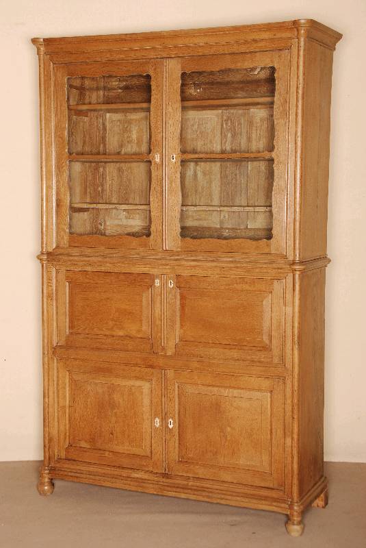 Detail a: Schreibschrank, mitteldeutsch, um 1835, 2 -teilig, Korpus Eiche massiv, Front auf Rahmen gearbeitet, Oberteil verglast, sogenannte ...