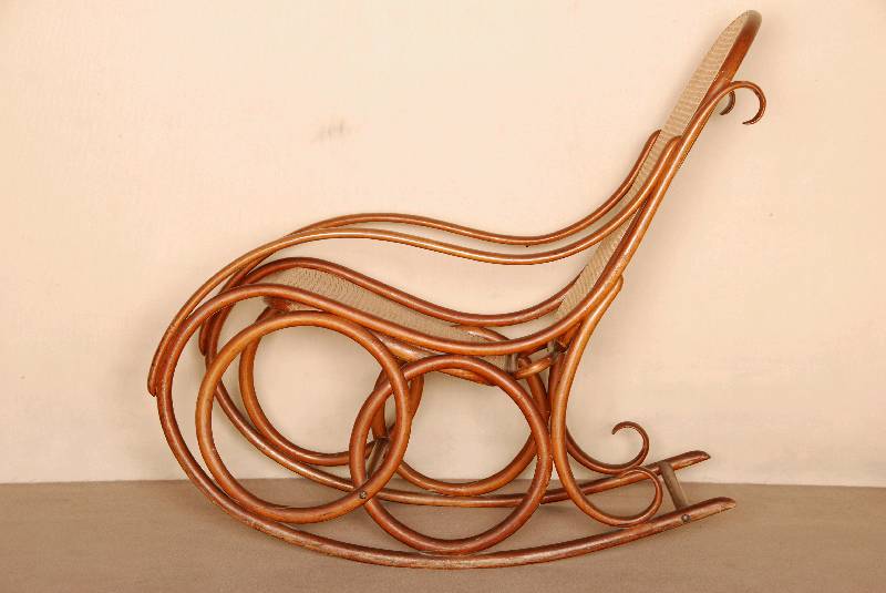 Detail b: Thonet-Schaukelstuhl, Wien, um 1890/95, Modellentwurf 1865, Bugholz, elegante LinienfÜhrung, Bespannung erneuert, Thonet -Stempel, restauriert, ...