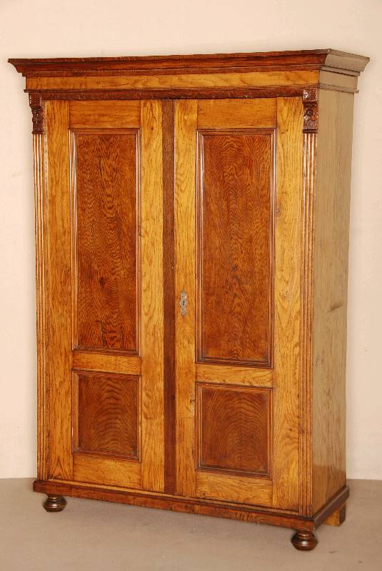 GrÜnderzeitschrank, um 1890, zweitÜrig, Eiche massiv, dunkler abgesetzte FÜllungen und Schnitzteile, Alters- und Gebrauchsspuren, ohne ...