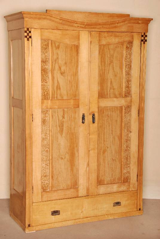 ausgefallener WÄsche- bzw. Kleiderschrank, Wien, um 1902/04, starker Einfluß von Wagner , komplett auf Rahmen gearbeitet, Ahorn, Wurzel- und ...