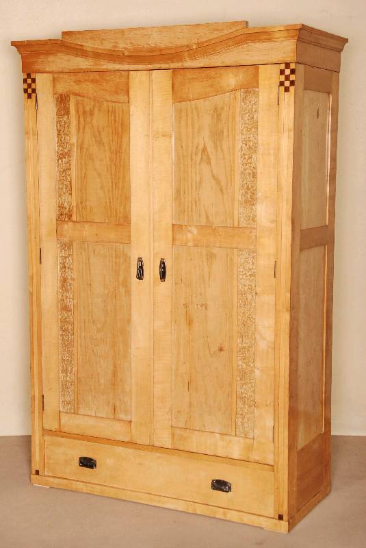 ausgefallener WÄsche- bzw. Kleiderschrank, Wien, um 1902/04, starker Einfluß von Wagner , komplett auf Rahmen gearbeitet, Ahorn, Wurzel- und ...