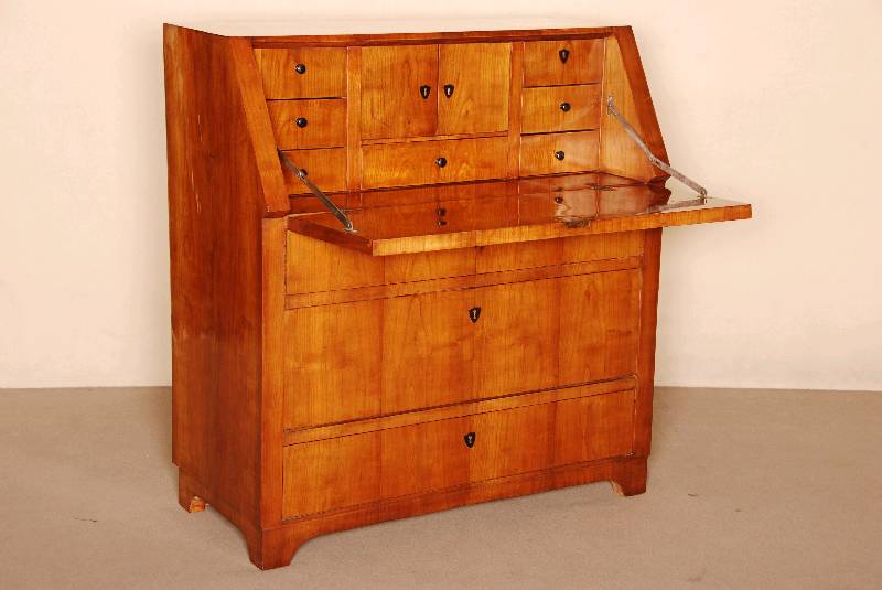 SchrÄgklappensekretÄr, mitteldeutsch, um 1840, 3-schÜbig, Kirschbaumfurnier gespiegelt verlegt, schÖnes Furnierbild, praktische ...
