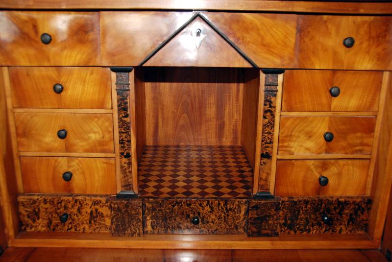 Detail a: StandsekretÄr, sÜddeutsch/wohl Pfalz, um 1825 , Korpus Weichholz, Kirschbaum- bzw. Kirschbaumwurzelfurnier gespiegelt verlegt, gedrungene ...