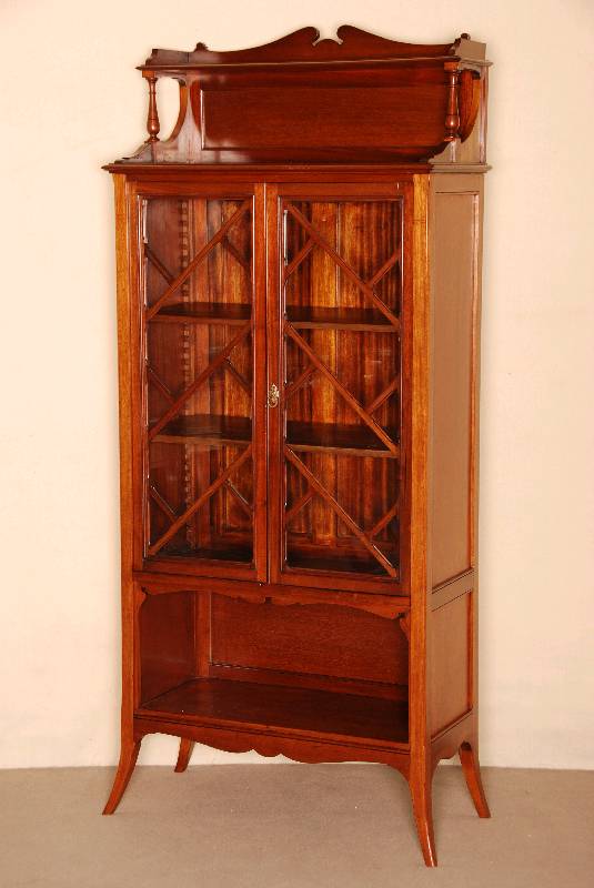 ausgefallene Vitrine, deutsch, um 1900/05, Anklang an den sogenannten Sheratonstil, Nußbaum auf Mahagoni gebeizt, Barock- und Jugendstileinfluß, ...