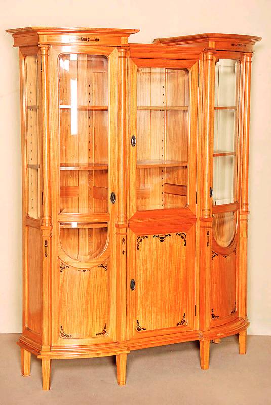 Jugendstilprunkvitrine, deutsch, um 1904, Kirschbaum massiv, komplett auf Rahmen gearbeitet, Resalite durch DoppelsÄulenmotiv, sparsame Intarsien ...