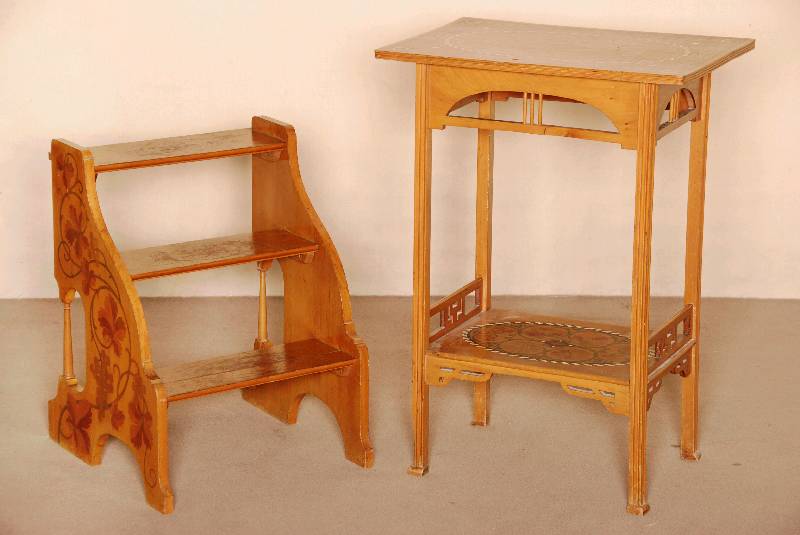 Jugendstil-Beistelltisch, sÜddeutsch, um 1900/02, Ahorn massiv, bunte Ornamentik im Negativabziehverfahren hergestellt, Beine gerieft, Zarge ...