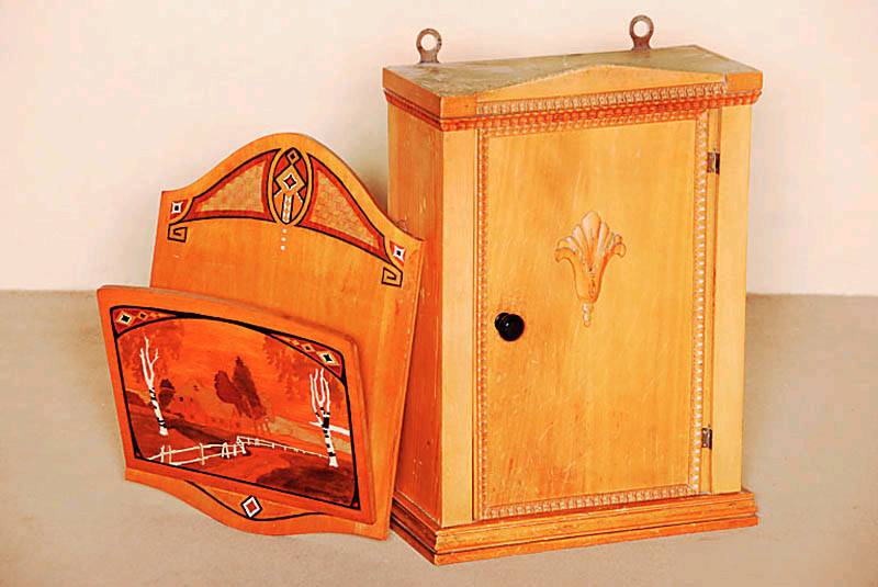 Zeitungsablage, norddeutsch, um 1900/05, Ahorn, reich intarsiert mit verschiedenen HÖlzern, reiner Jugendstil, Landschaft mit Birken und ...