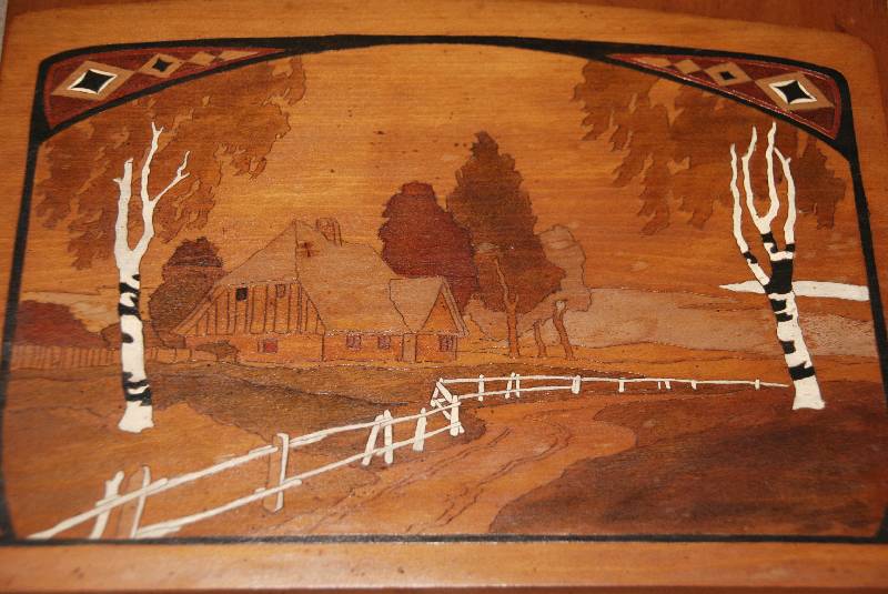 Detail a: Zeitungsablage, norddeutsch, um 1900/05, Ahorn, reich intarsiert mit verschiedenen HÖlzern, reiner Jugendstil, Landschaft mit Birken und ...