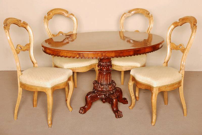 4 LÖffelstÜhle, deutsch, um 1850, zweites Barock, sogenannter Louis-Philippe-Stil, allseitig geschwungen, RÜcken doppelt gerieft, Andeutungen ...