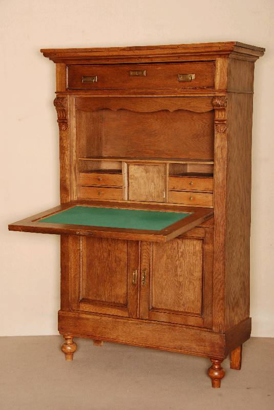 GrÜnderzeitsekretÄr, deutsch/Friesland, um 1870, Eiche massiv, auf gedrechselten KugelfÜßen, Lisenen auslaufend in Voluten, unten 2-tÜrig mit ...