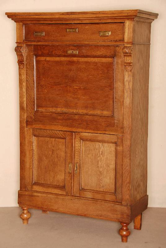 Detail a: GrÜnderzeitsekretÄr, deutsch/Friesland, um 1870, Eiche massiv, auf gedrechselten KugelfÜßen, Lisenen auslaufend in Voluten, unten 2-tÜrig mit ...