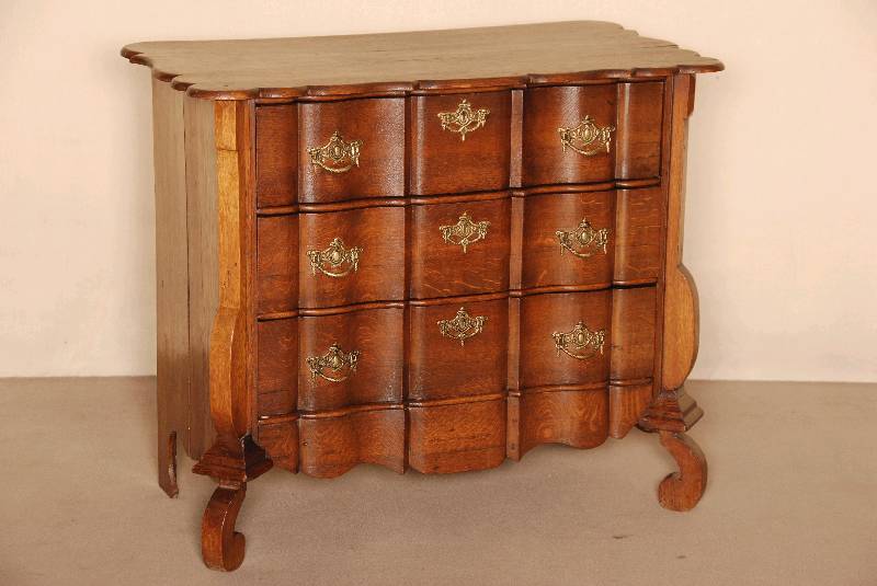 Kommode, Holland, um 1860, Barockstil, Eiche massiv, FÜße stark gebogen, Front mehrfach bombiert und gewÖlbt, geschweifte massive Platte, ...