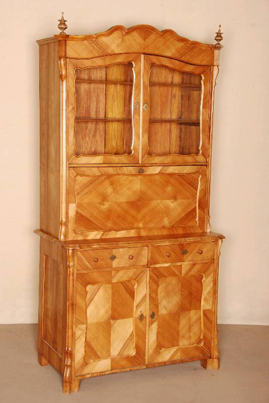 Detail a: Louis-Philippe-Schreibschrank, deutsch, um 1860/70, Korpus Weichholz, Kirschbaum furniert, z.T. gespiegelt und prismenfÖrmig verlegt, Lisenen ...
