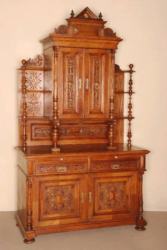 GrÜnderzeit-Aufsatzbuffet, deutsch, um 1880, Korpus Eiche/Weichholz, Eichefurnier, z.T. gespiegelt verlegt, auf KugelfÜßen, Lisenen mit ...