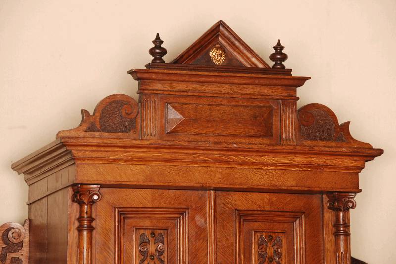 Detail a: GrÜnderzeit-Aufsatzbuffet, deutsch, um 1880, Korpus Eiche/Weichholz, Eichefurnier, z.T. gespiegelt verlegt, auf KugelfÜßen, Lisenen mit ...