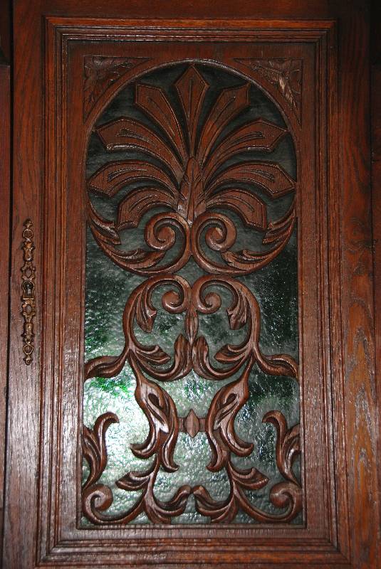 Detail a: Aufsatzbuffet, Frankreich, um 1890, Henry Deux, Korpus Eiche/Weichholz, z.T. Tischlerplatte, Lisenen mit kannelierten VollsÄulen, TÜrfÜllungen ...