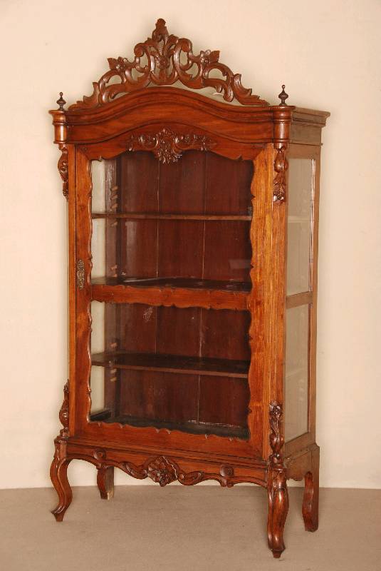 Louis-Philippe-Vitrine, Holland, um 1870, Mahagoni massiv, auf stark gebogenen Beinen, Zarge doppelt gebogen mit muschelfÖrmigen Schnitzereien, ...