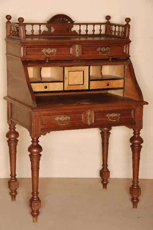DamensekretÄr mit Rollo, um 1880, GrÜnderzeit, Eiche z.T. massiv, auf gedrechselten Hochbeinen, Zarge mit zwei integrierten Schubladen, ...