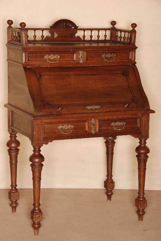 Detail a: DamensekretÄr mit Rollo, um 1880, GrÜnderzeit, Eiche z.T. massiv, auf gedrechselten Hochbeinen, Zarge mit zwei integrierten Schubladen, ...