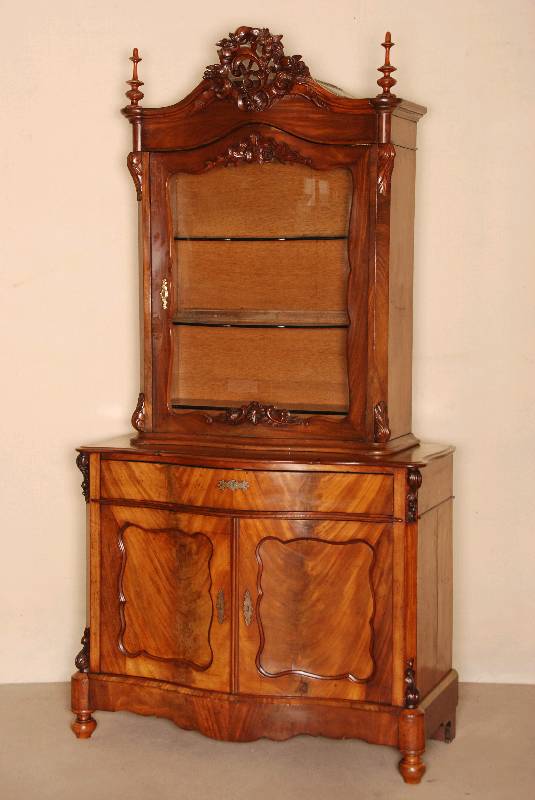 AufsatzmÖbel, Holland, um 1860, Willhelm III , stark bombiertes Unterteil, 2-tÜrig mit BrezelfÜllungen, darÜberliegende Schublade, Oberteil als ...