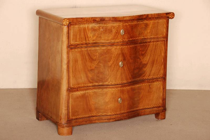 Kommode, deutsch, um 1830/40, SpÄtbiedermeier, Korpus Weichholz, Mahagoni furniert, mit Fadenintarsien, leicht konisch, abgerundete Ecken, Front ...