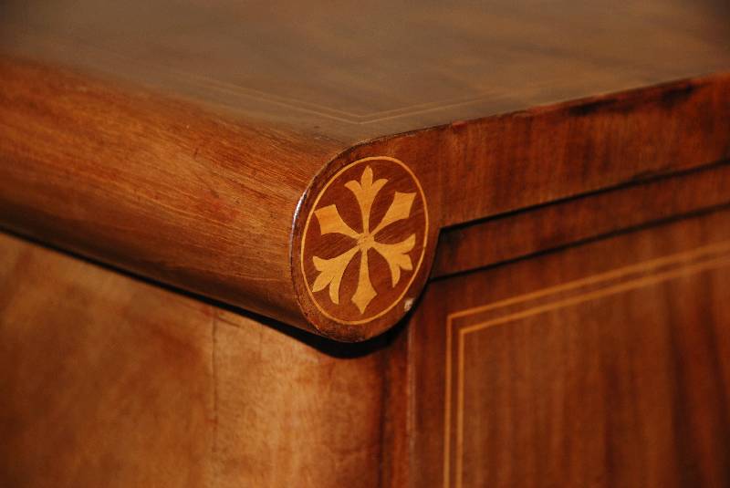 Detail a: Kommode, deutsch, um 1830/40, SpÄtbiedermeier, Korpus Weichholz, Mahagoni furniert, mit Fadenintarsien, leicht konisch, abgerundete Ecken, Front ...