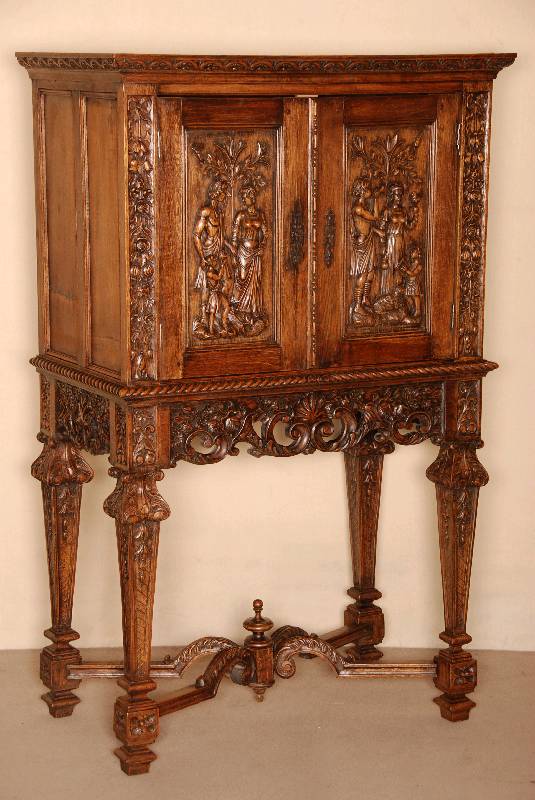Stollenschrank, deutsch/wohl Berlin, um 1870/80, Obstholz, zum grÖßten Teil massiv, auf eckigen Beinen, konisch zulaufend, geschuppt, prunkvolle ...