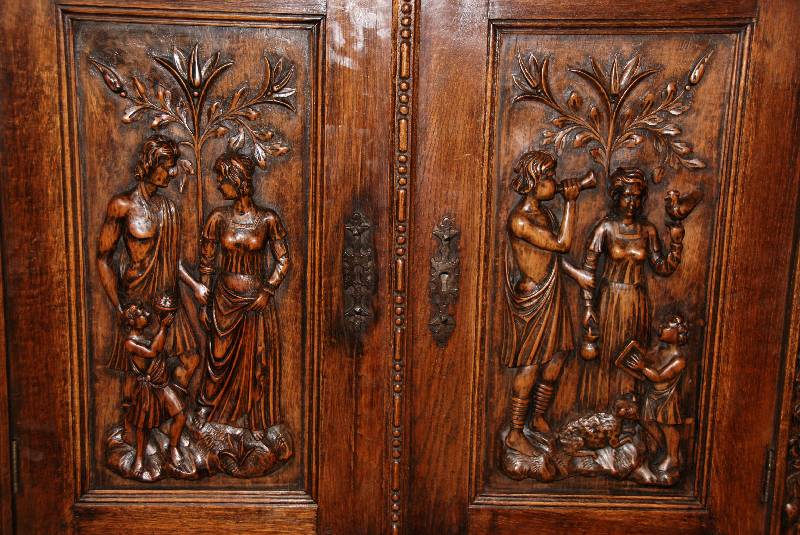 Detail a: Stollenschrank, deutsch/wohl Berlin, um 1870/80, Obstholz, zum grÖßten Teil massiv, auf eckigen Beinen, konisch zulaufend, geschuppt, prunkvolle ...