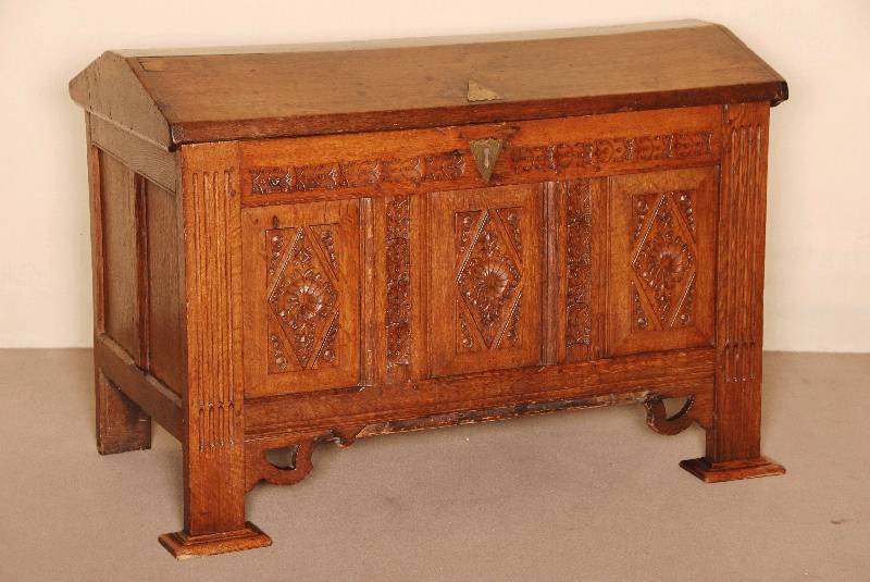 Satteldachtruhe, deutsch, um 1780, Eiche massiv, SpÄtrenaissance, auf StollenfÜßen, ausgesÄgte Zarge, Lisenen kanneliert, drei kassettierte ...