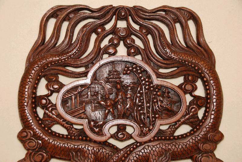 Detail a: Armlehnstuhl, Asien/Japan, um 1920, massives Rotholz, auf stark gebogenen Beinen, geschnitzte Zarge, Arm- und RÜckenlehnen mit Drachen- bzw. ...