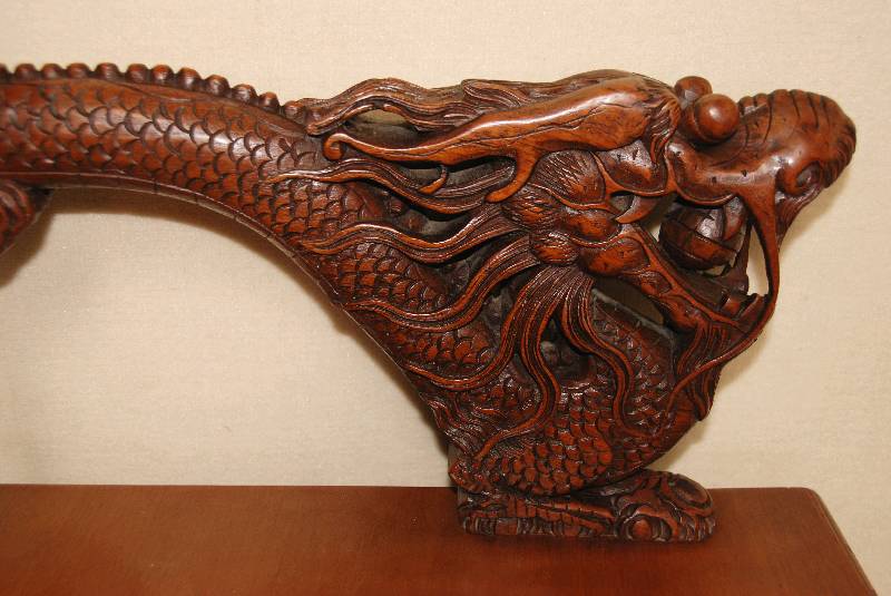 Detail b: Armlehnstuhl, Asien/Japan, um 1920, massives Rotholz, auf stark gebogenen Beinen, geschnitzte Zarge, Arm- und RÜckenlehnen mit Drachen- bzw. ...