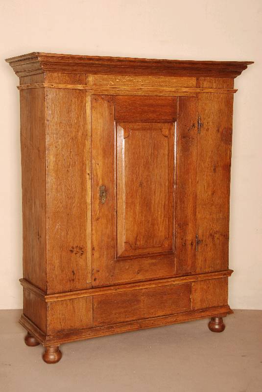 Brotschrank, deutsch/wohl Westfalen, um 1800 , Eiche massiv, 1-tÜrig, auf KugelfÜßen, diese wohl spÄter, gerader Korpus, TÜrfÜllungen ...