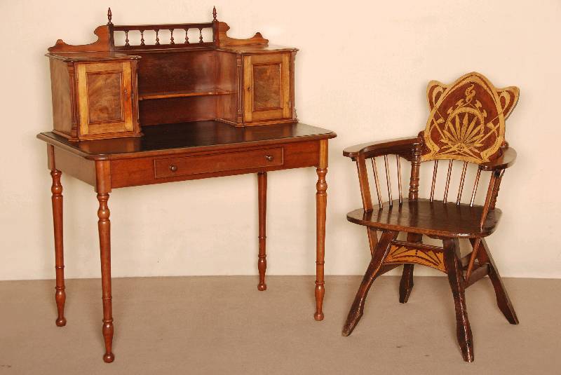 Damenschreibtisch, deutsch, um 1875, Mahagoni, aus dem Vollholz, elegant gedrechselte Hochbeine, Zarge mit Schublade, Aufsatz mit zwei TÜrchen, ...