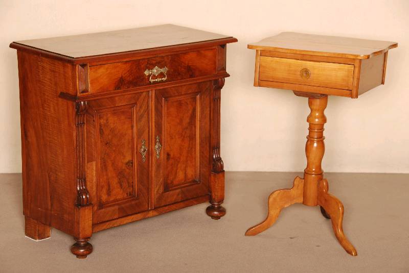 NÄhtischchen, deutsch, um 1860, Louis -Philippe, Kirschbaum massiv, auf gedrechselten Beinen, 3-fach ausladend, Platte leicht gebogen, Schubladen ...
