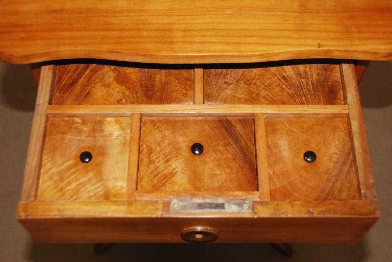 Detail a: NÄhtischchen, deutsch, um 1860, Louis -Philippe, Kirschbaum massiv, auf gedrechselten Beinen, 3-fach ausladend, Platte leicht gebogen, Schubladen ...