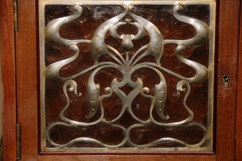 Detail a: prunkvolles Jugendstil-Aufsatzbuffet, deutsch, um 1900, Mahagoni massiv, z.T. furniert, auf stark ausgestellten Beinen, Zarge gebogen, TÜren mit ...